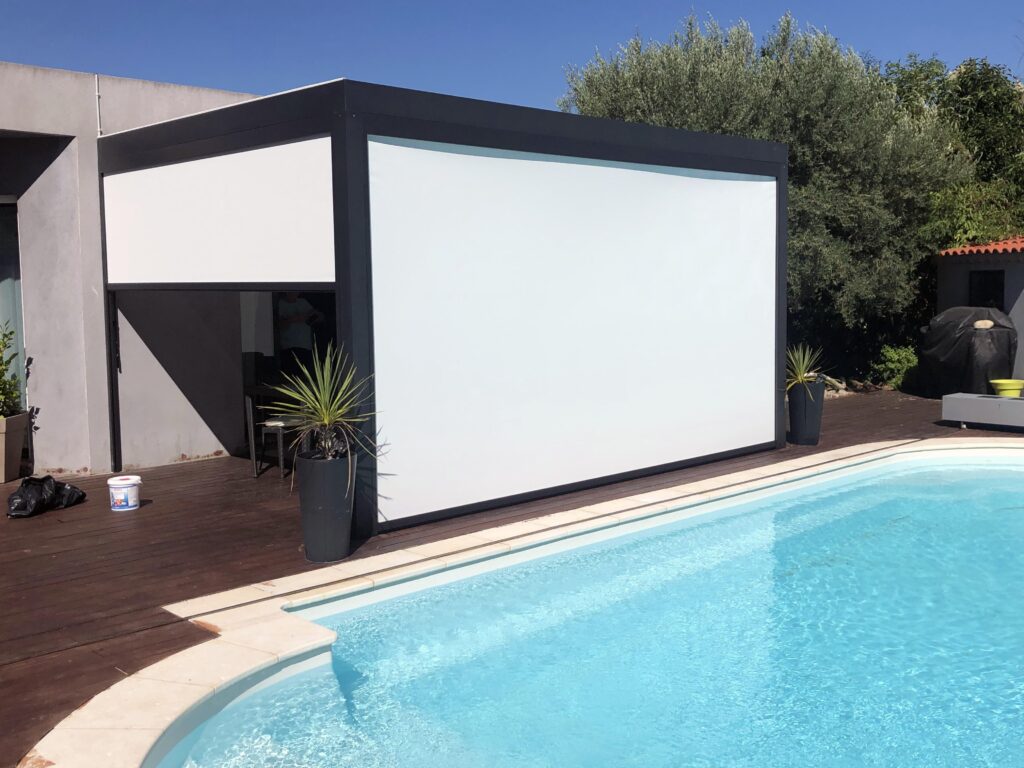 pergola de luxe en alu autour d'une piscine à bouc bel air réalisée par Aix Blanc Entreprise